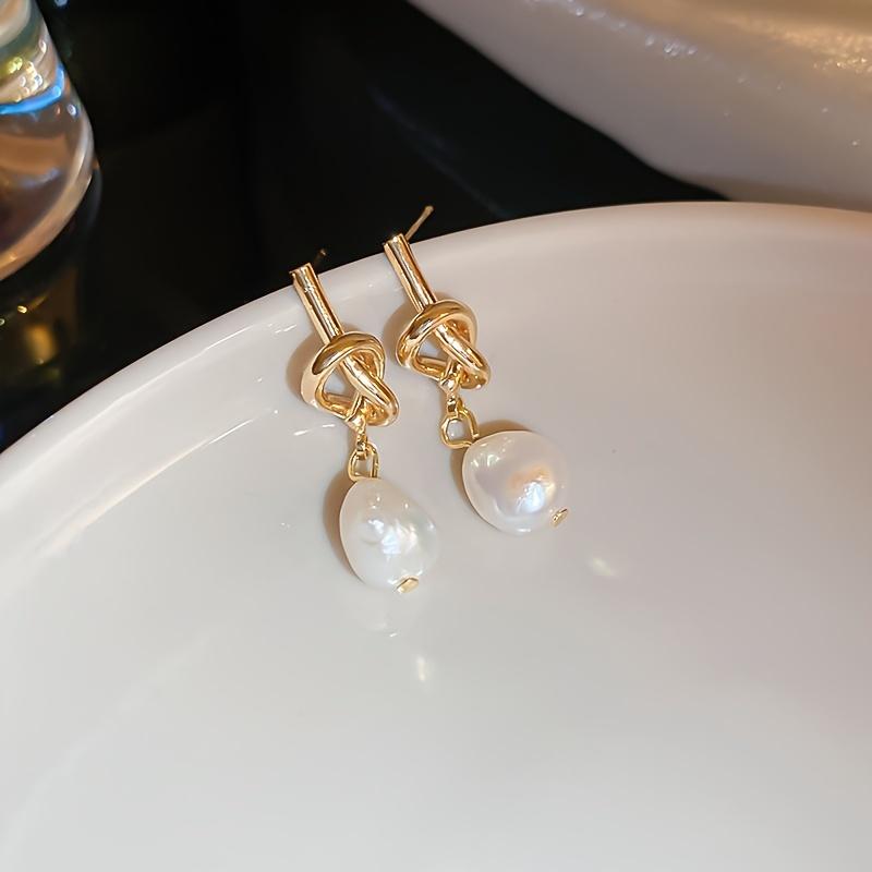 A Pair of Antique Copper Knotted Earrings, with A High-end Design and Fashionable Temperament, Suitable for Women's Daily Commuting, Dating