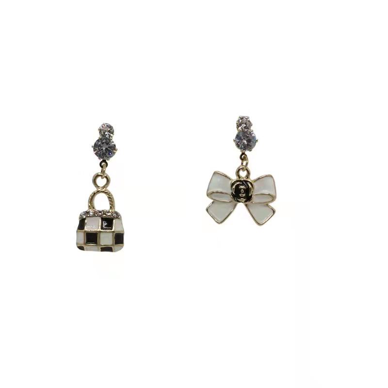 Chic Checkerboard Bag and Delicate Bow Earrings with WD 925 Silver Needles – Trendy, Unique Design.