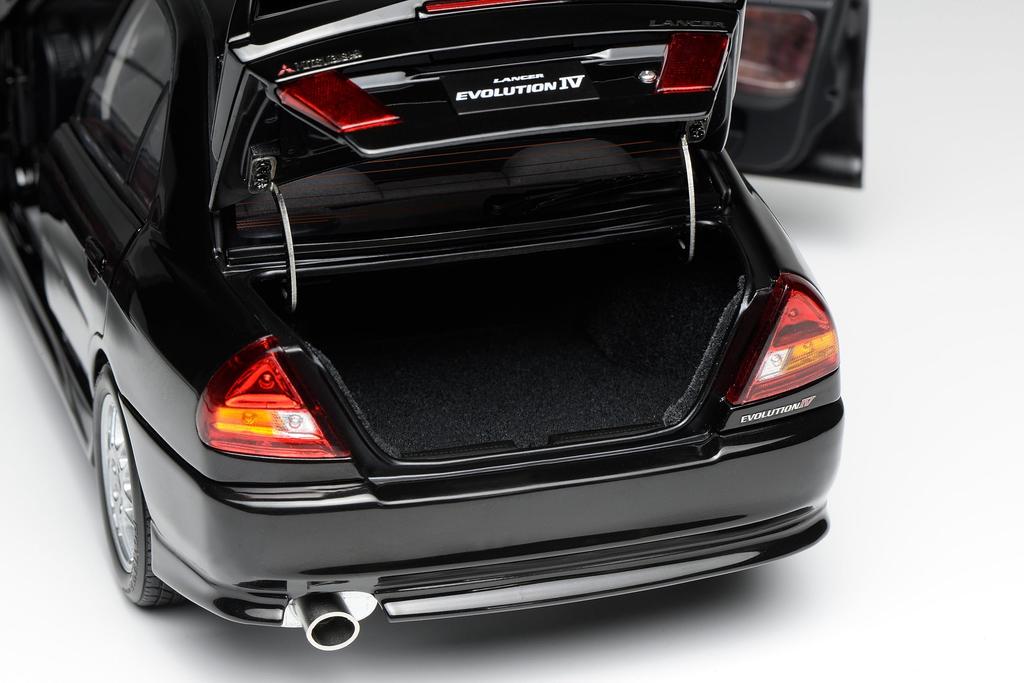 FREESTYLE MOTORHELIX Mitsubishi Lancer Evolution IV Pyrenees Black Pearl Finished Product M84002 1/18