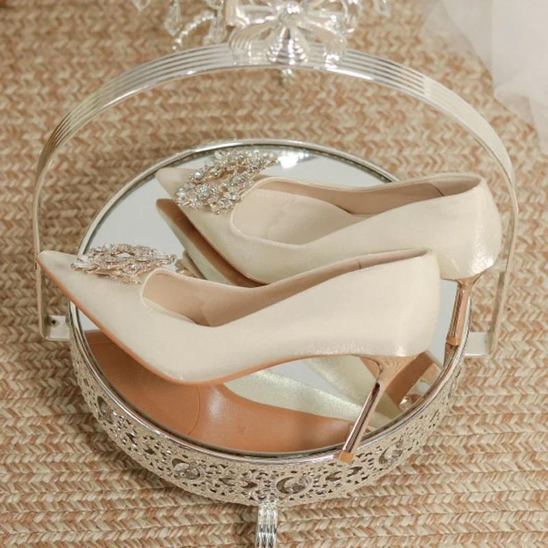 

Женские туфли-лодочки на высоком каблуке с квадратной хрустальной пряжкой 2024 Элегантные шелковые туфли на тонком каблуке Свадебные туфли Женские туфли-слипоны с острым носком 40