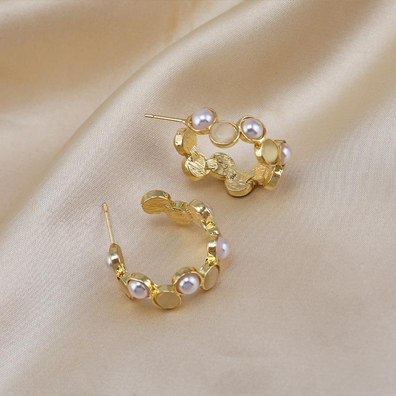 Fashion Retro C-Type Pearl Cat Eye Stud Earrings Women S Niche Design Temperament Versatile French Earrings
