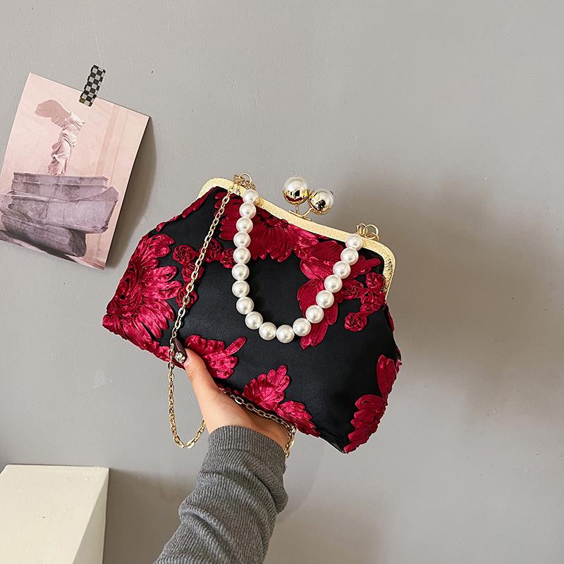 2026 New Shell Shaped Embroidered Ladies Shoulder Bag Pearl Chain Handbag Crossbody Evening Bag Women s Fashion Accessory