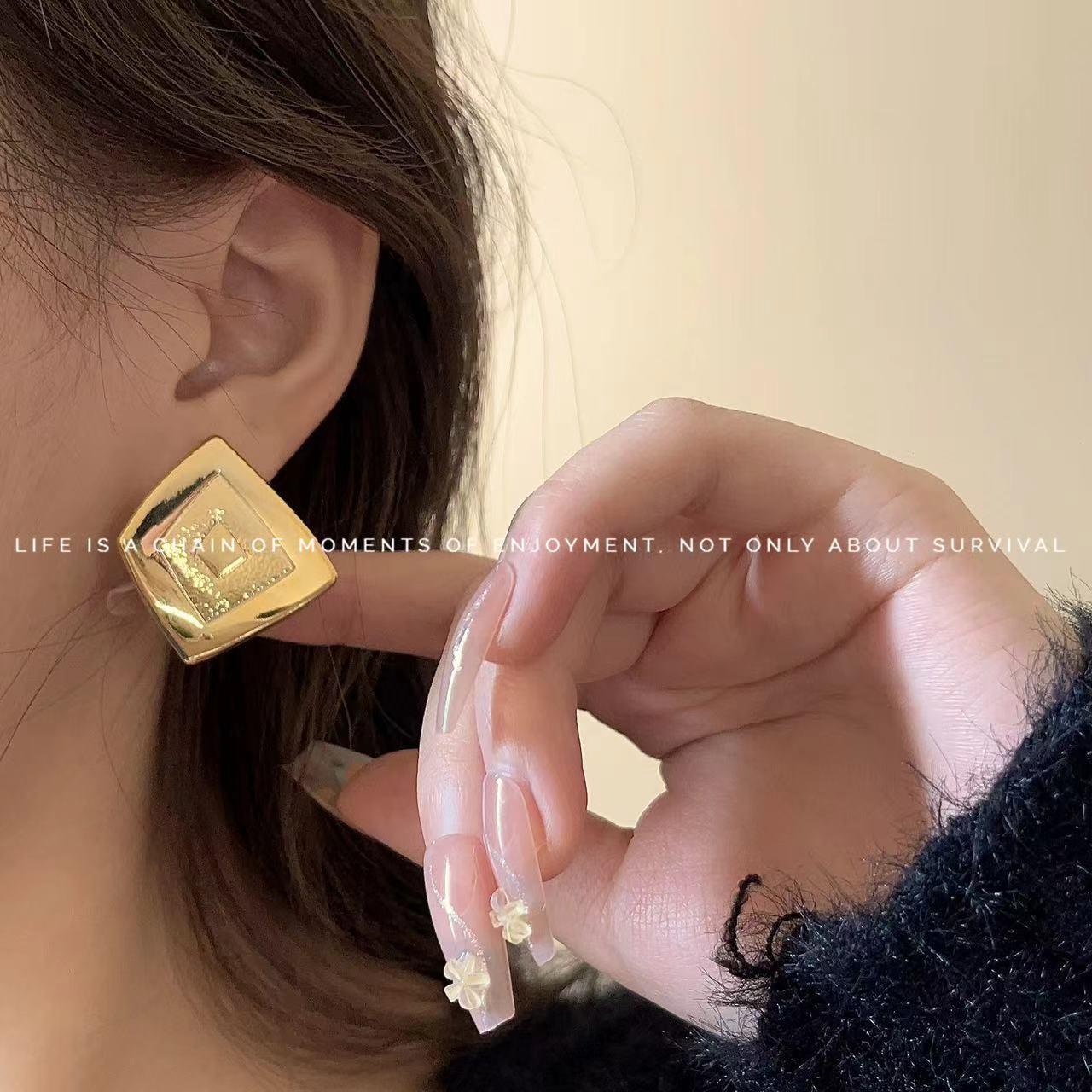 

Exquisite Zinc Alloy French Retro Stud Earrings – Versatile, High-End, Simple, Classic Design for Women.