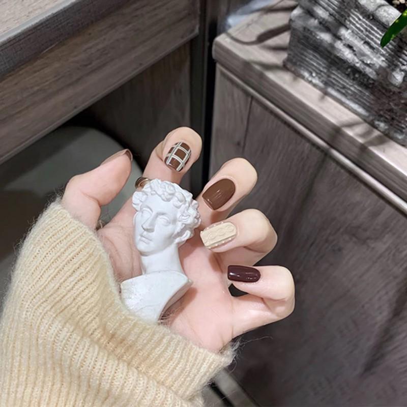 

Dark Brown Solid Color Maillard Autumn Winter Wearing Nail Short Square Art Fake Grid Pattern Simple Piece Finished Product