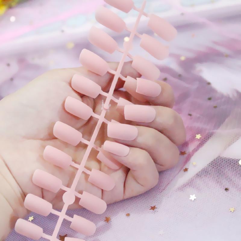 24 pezzi / set fai da te unghie rapide testa piatta lunga satinata opaca unghie finte strisce multicolori manicure con usura finita