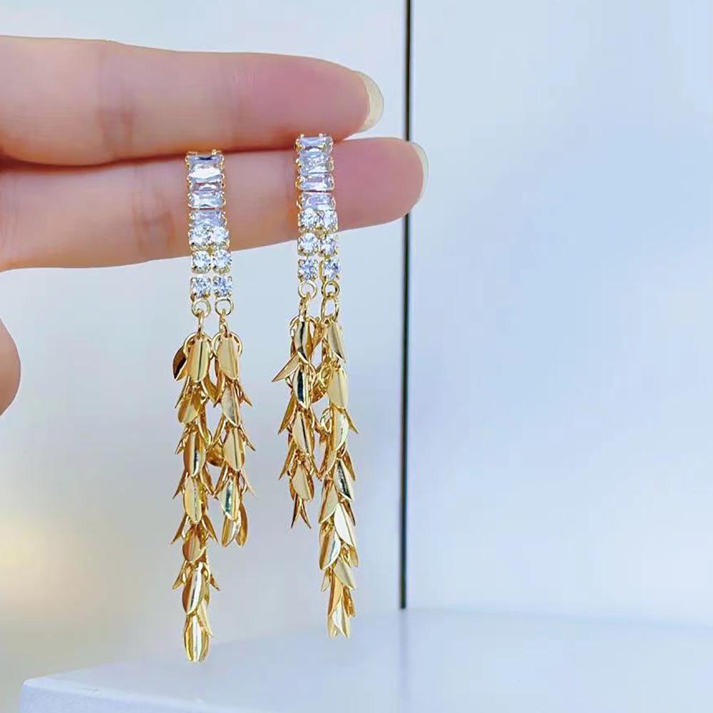 High-End Heart Tassel Earrings: Slimming, Long Dangle for Round Faces - Luxurious and Niche Design