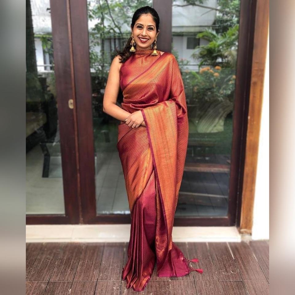 

Trandy Softy Silk Saree Gold Jari с дизайнерской несшитой блузкой