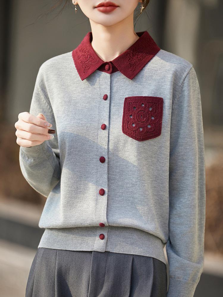 Rød strikket cardigan for kvinner med kontrastfarge, håndheklet blomst og pikékrage - Ledig passform, todelt stil (Vår høst)