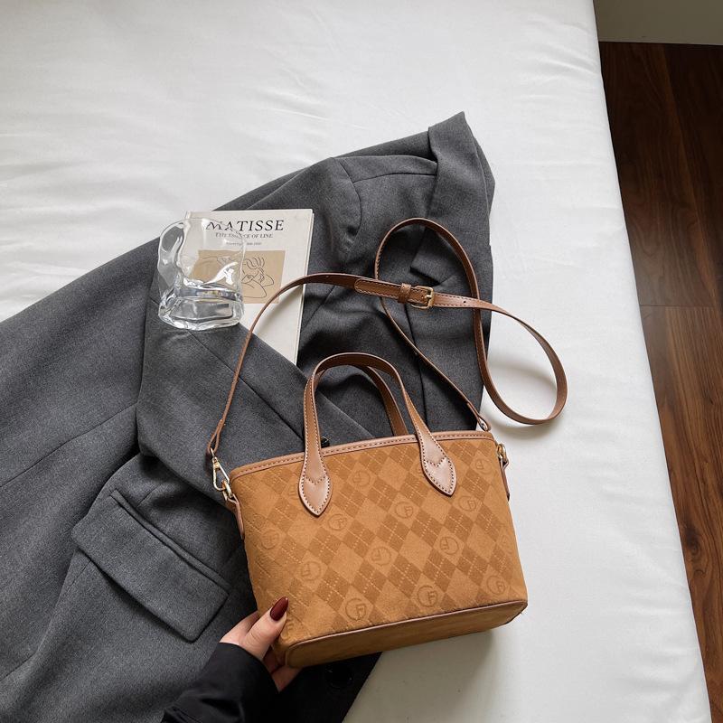This Year's Popular Bag Women's Autumn and Winter Versatile 2025 New Retro Shoulder Messenger Bag Simple Bucket Bag