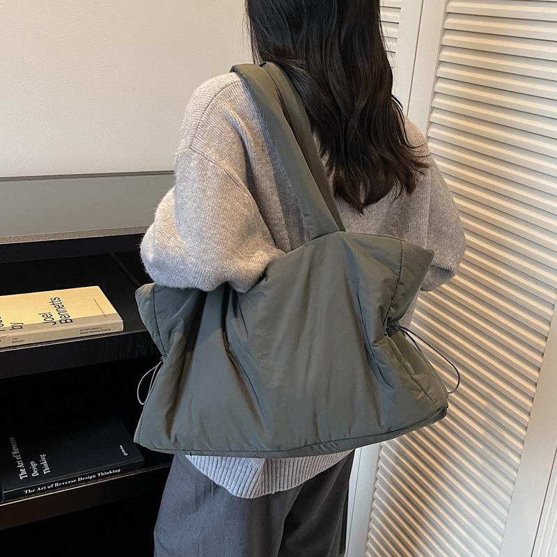 

Сумка большой вместимости женская 2025 популярная новая сумка-тоут нейлоновая ins для通勤 студенческая на плечо подмышку женская серый