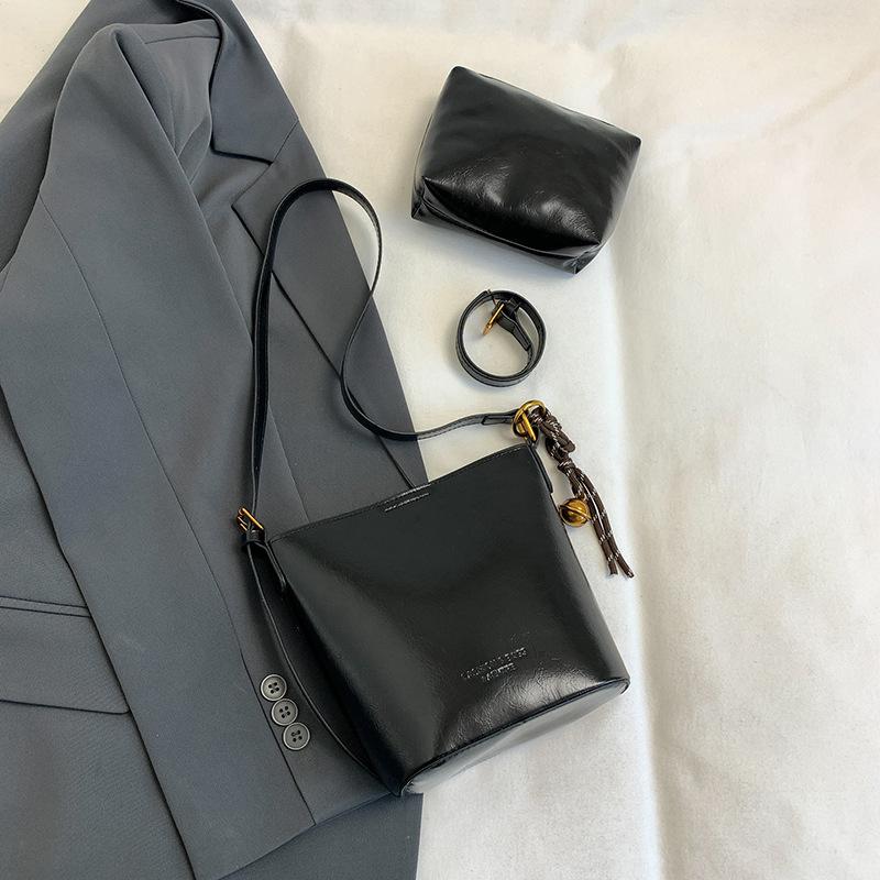 2025 winter new high-value retro niche design underarm women's bag temperament simple fashion shoulder bucket bag