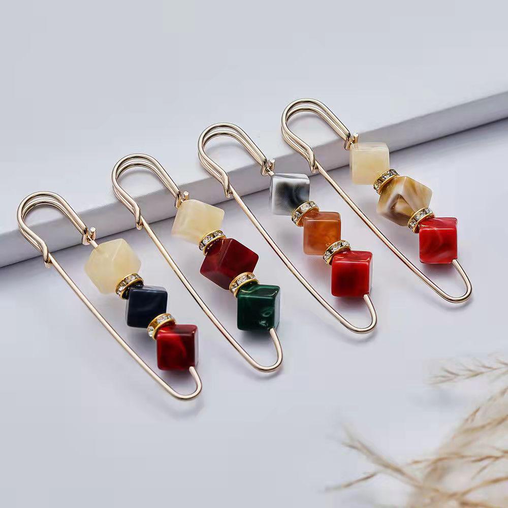 

Регулируемая брошь с пряжкой на талии: Эластичная булавка на поясе для надежной фиксации и предотвращения обнажения.