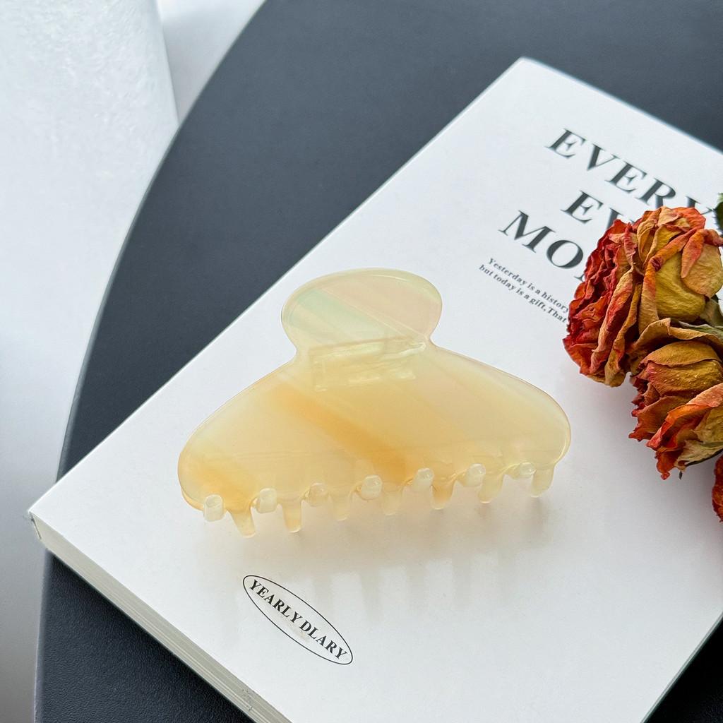 Chic Medium Hair Claw Clip In Acetate Material For Effortless Everyday Hairstyles