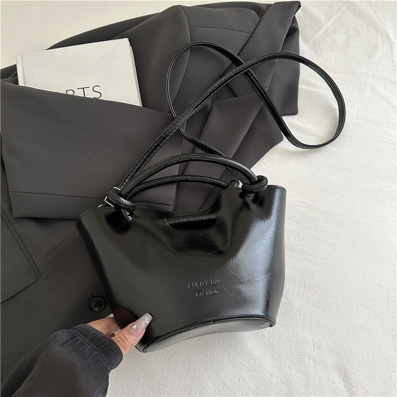 Hand Carry Small Bag Women's New Trendy Summer Popular Versatile Messenger Bag High-end Niche Bucket Bag