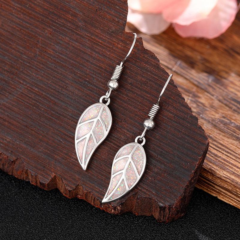 1 Pair of Leaf Earrings with Fashionable and Fashionable Design, Suitable for Daily Wear, The Earrings Are Simple and Exquisite
