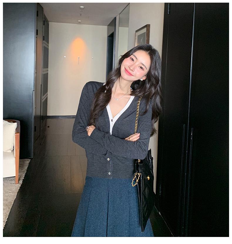 Women's V-Neck Color Block Cardigan with Yangzi Yarn Wool Knit Long Sleeves