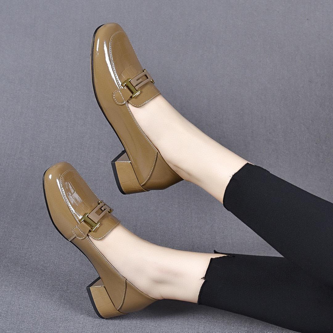 

Туфли женские кожаные с круглым носком, осень 2025, новые туфли из коровьей лакированной кожи с металлической пряжкой на толстом каблуке, туфли в британском стиле с квадратным каблуком 40 хаки