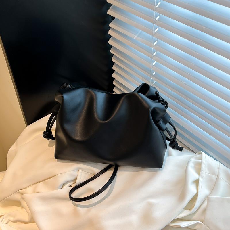 

Super fire niche milk yellow bag women s 2025 new trendy and popular versatile messenger bag fashion temperament pleated bucket bag