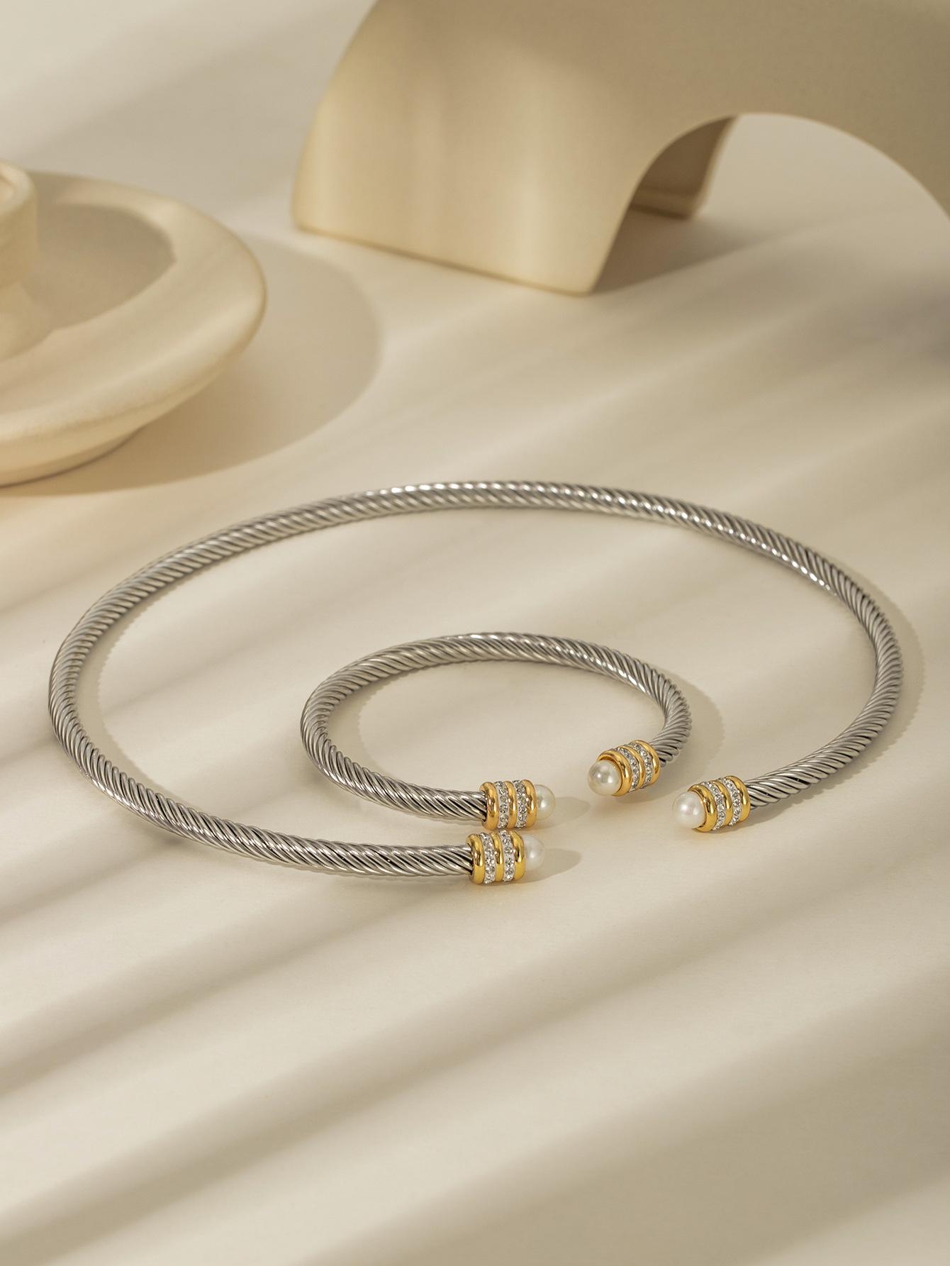 Двухцветный чокер из нержавеющей стали с микроинкрустацией золотого и серебряного цвета и браслет из жемчужного троса
