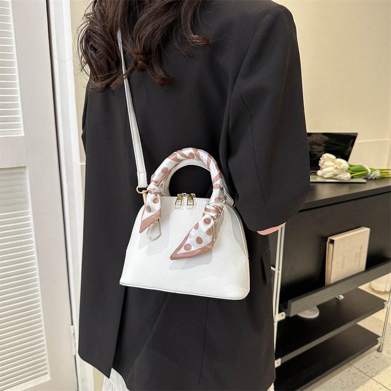 Chic Korean Style Retro Shell Handbag Versatile Crossbody Bag In Classic Black