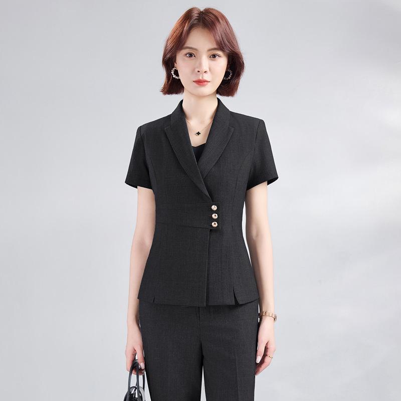 Ensemble jupe et veste à manches courtes gris - Uniforme professionnel pour réception d'hôtel, bureau, bijouterie