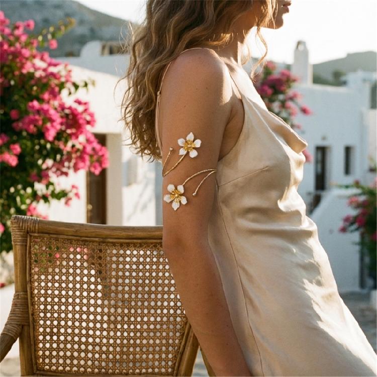 Verstellbares Armband mit naturinspiriertem, aufwendig gearbeitetem 3D-Blütenblattmuster – ein Must-have für jeden Boho-Look.