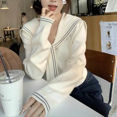 Un nouveau pull châle d'automne précoce pour femmes avec un col marine de style universitaire associé à un haut de couche de base