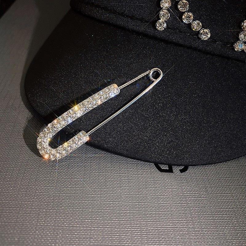 Elegant Sweater Cardigan with High-End Brooch Pin Accessory