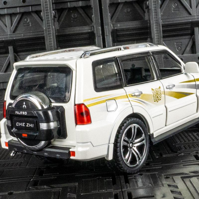 

Zhi 32133 Simulation Pajero Lynx Alloy SUV Toy with Sound and Light чёрный