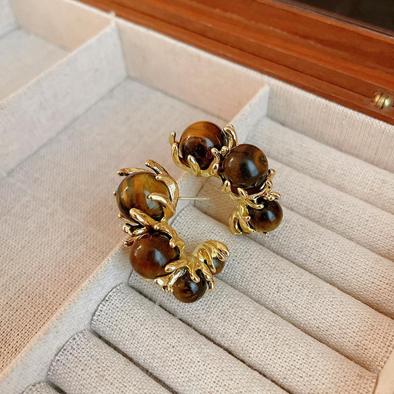 Maillard style retro tiger's eye stone round earrings women's autumn and winter high-end stud earrings small exquisite Internet celebrity jewelry