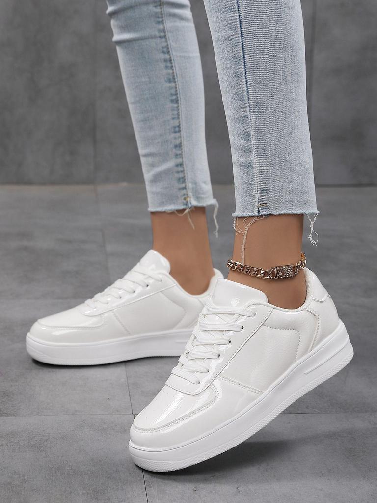 Klassieke Witte Ademende Platte Sneakers voor Dames - Comfortabele, Trendy, Veelzijdige Zomer Casual Schoenen met Zachte Zool.