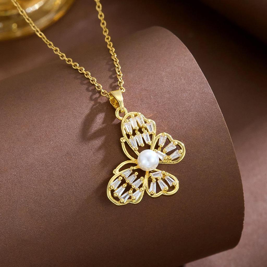 Diamond-Encrusted Butterfly Necklace for Women: Versatile High-End Design with Micro-Set Details and Elegant Clavicle Chain Jewelry.