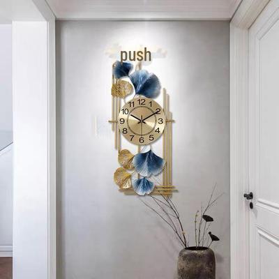 Moderne Wanduhr aus Metall: Stilvolles Dekor für Wohnzimmer oder Schlafzimmer