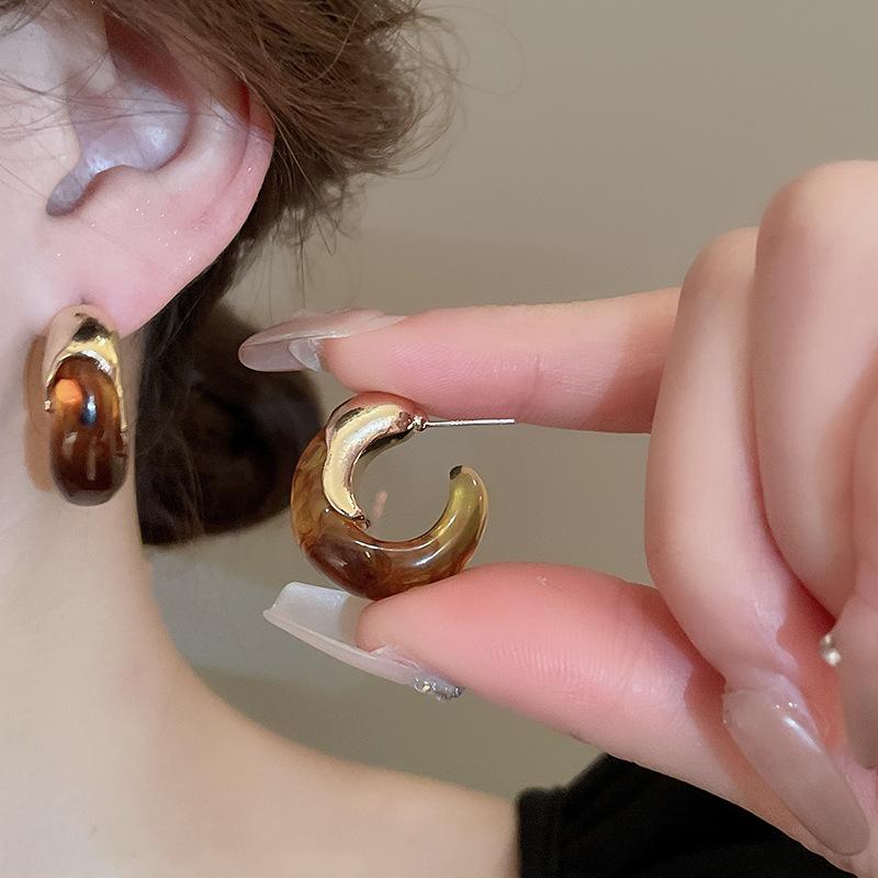 Maillard style resin C-shaped geometric silver needle stud earrings, fashionable temperament earrings