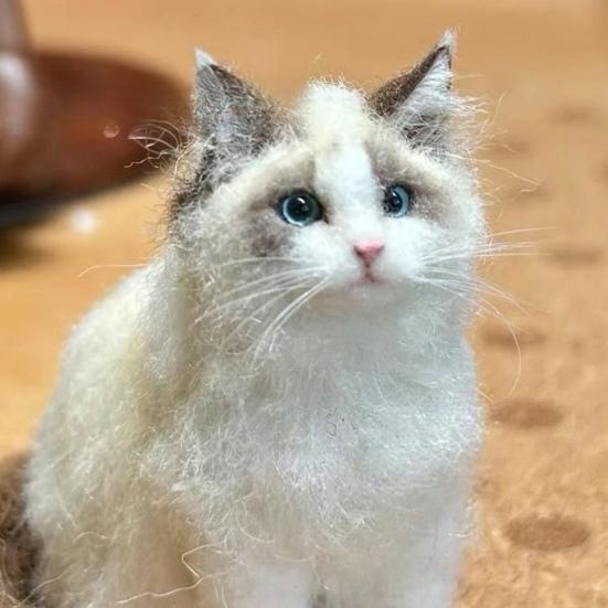 Mini filcből készült gyapjú macska Kézzel készített tűfilc állat figura Különc plüssjáték Kézzel készített filc kiscica Asztali dekoráció