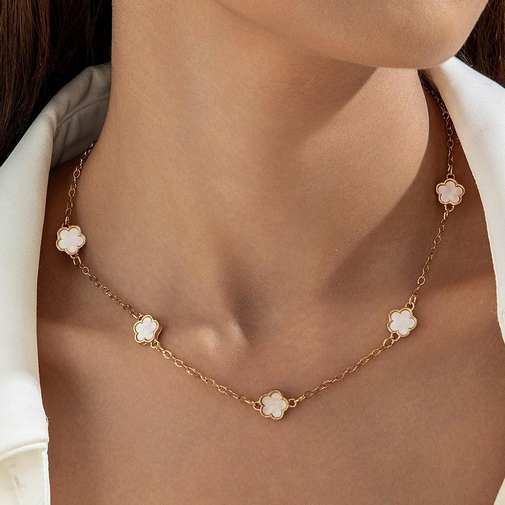 Chaîne Collier Fleur de Trèfle à Cinq Feuilles Porte-Bonheur pour Femmes Élégant Collier Fleur Noire Réglable Bijoux Esthétiques pour Fête Cadeaux