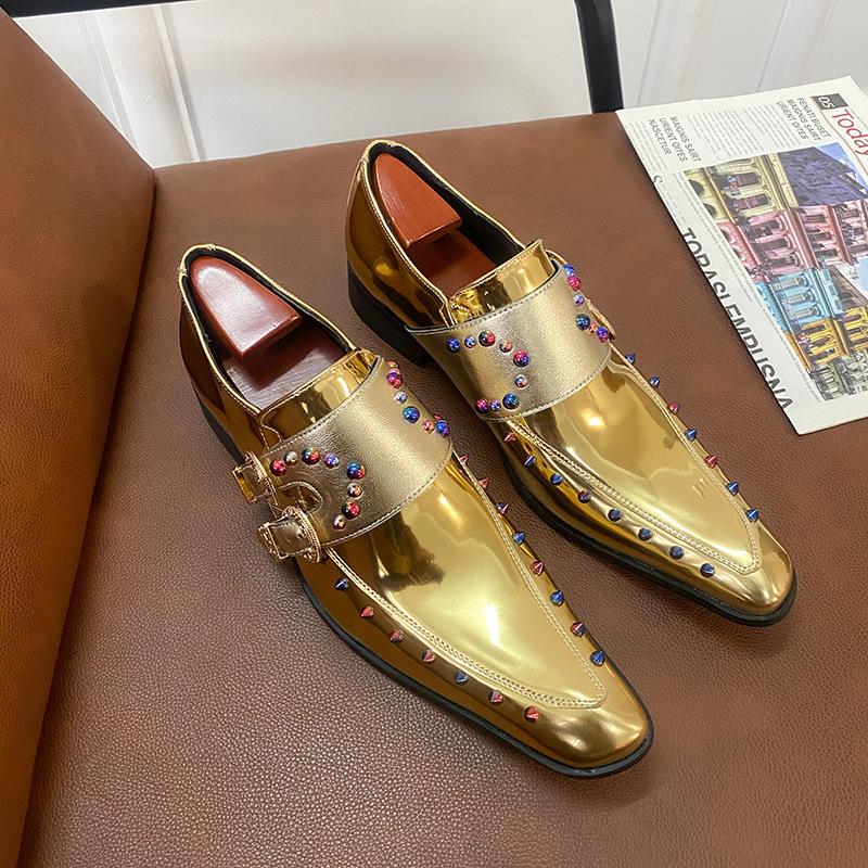 Mocassini da uomo blu e oro taglia L, con punta acuminata, tacco alto in pelle e rivetti metallici