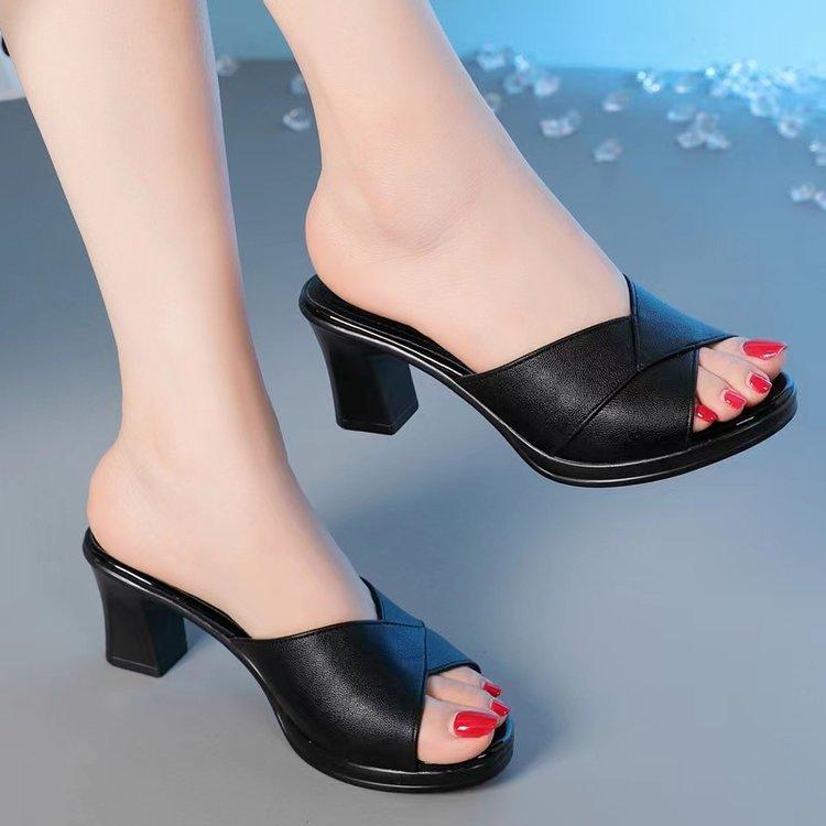 Kühle High-Heel-Hausschuhe mit dickem Absatz 2025 neu rutschfest weichsohlige Mutterschuhe Fischmaul Sommer Zuhause Sport Einwort-Hausschuhe