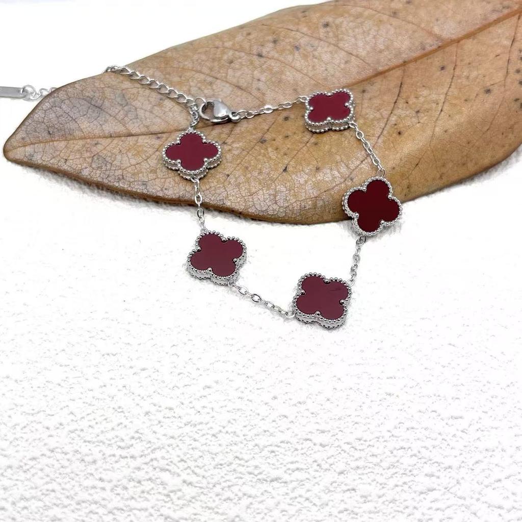 Bracciale con cinque fiori a quadrifoglio da 15 mm, bracciale in acciaio al titanio di alta qualità, versatile e alla moda, gioiello con quadrifoglio portafortuna.