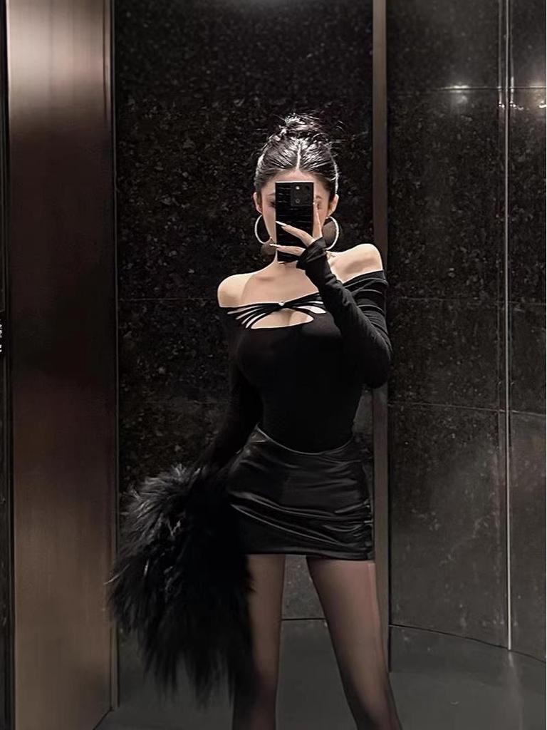 Women's Black Off-the-Shoulder Hollow Long-Sleeve Slim-Fit T-Shirt: Spicy Style, Winter Inner Wear & Waist-Cinching Base Layer.