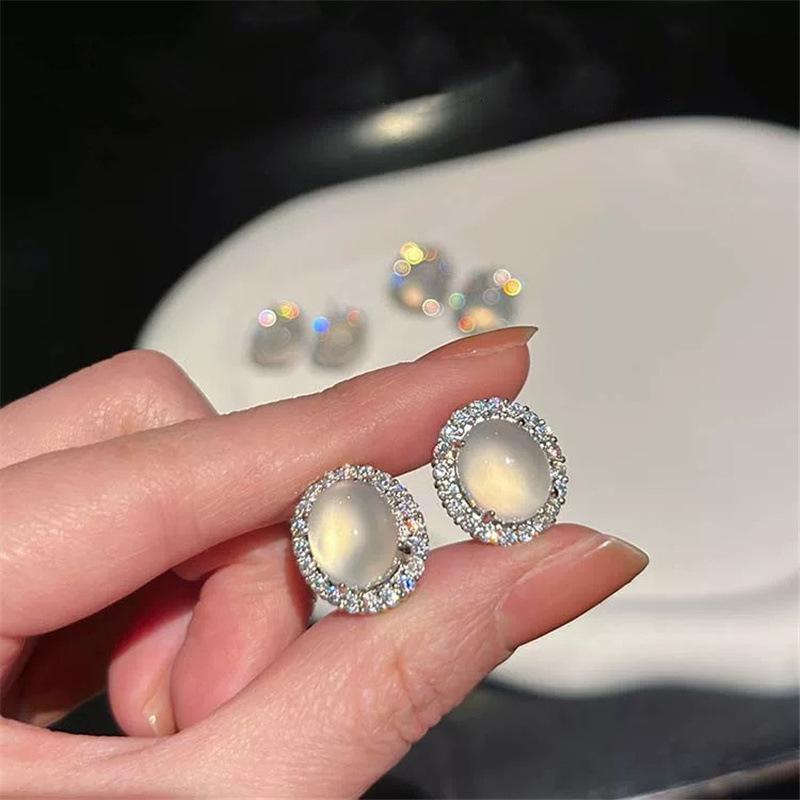 Luxury Shiny Sliver Color Rhinestone Bezel Ice Transparency Egg-shaped Stud Earrings for Woman Korean Bride Wedding Jewelry Gift серебряный