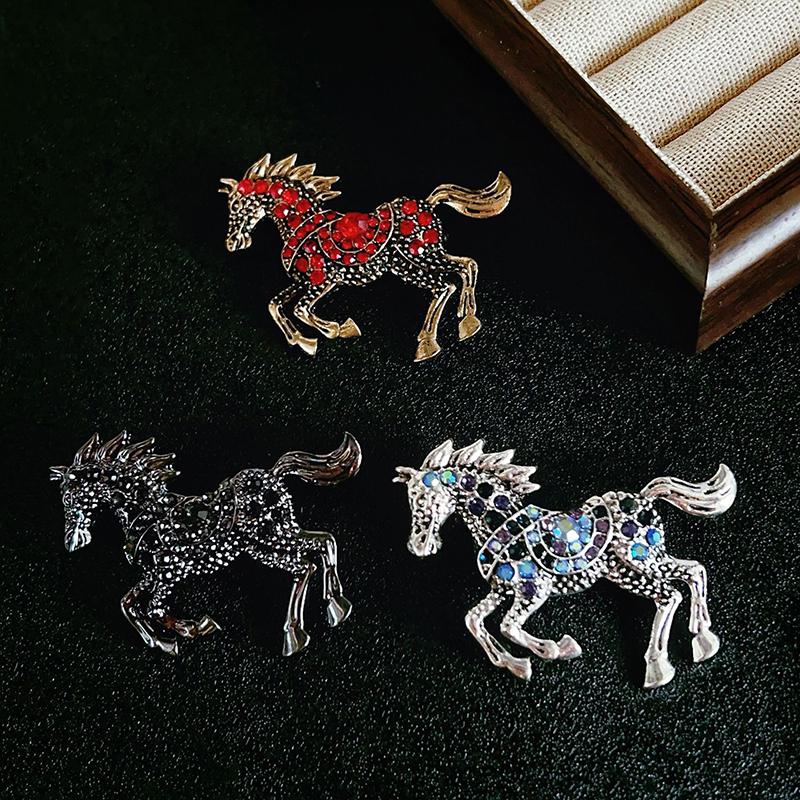 Clásicos Broches de Caballo Esmaltados Para Mujeres Unisex Creat Animales del Zodiaco Pines Regalos de Año Joyería Decoración