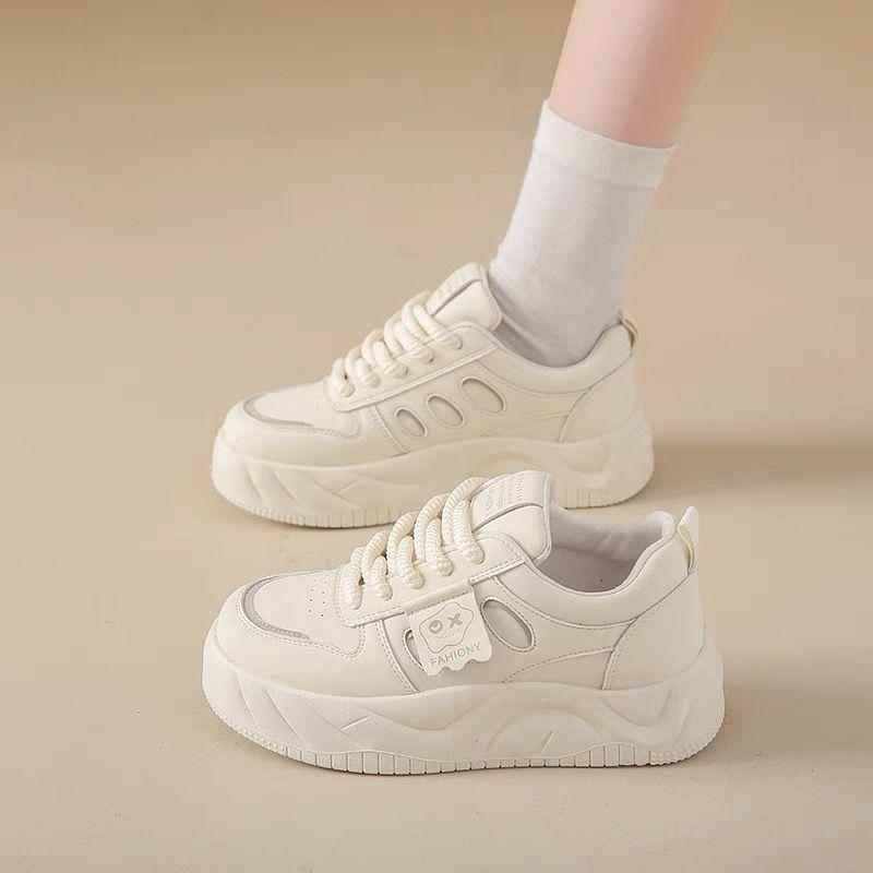 

Наступая на дерьмо сетчатые женские дышащие сетчатые спортивные кеды 2025 новые летние тонкие полые студенческие белые туфли 40