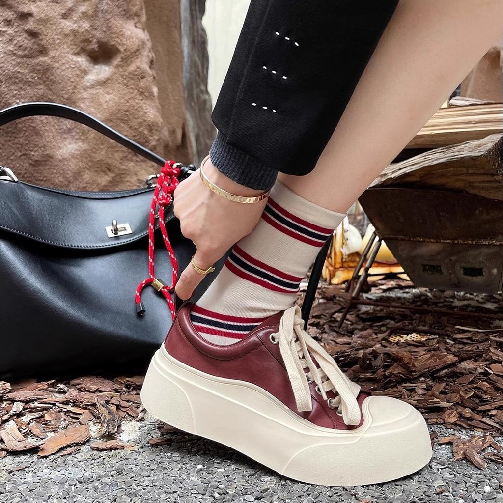 Verze z hovězí kůže~ Hroznová matka má stejnou pravou kůži, všestrannou kulatou špičku, zvýšenou silnou podrážku, staré špinavé boty, dámské ležérní sportovní boty