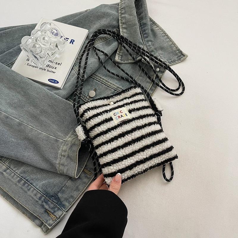 Autumn, winter and winter shoulder bag casual fluff bag plush Korean version small fresh fashion bag large capacity messenger bag women's bag