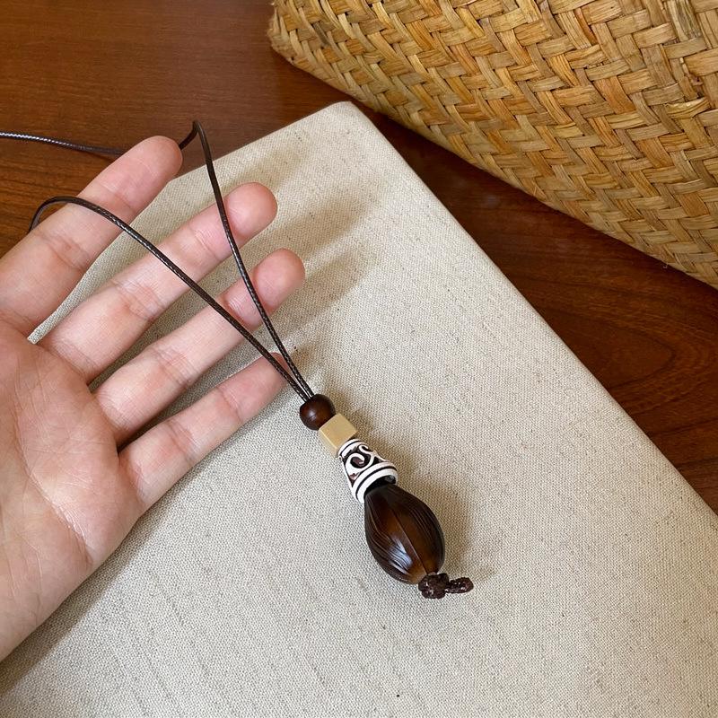Wood Rhyme Leisure Wind: Summer Bohemian Wooden Necklace - New Chinese Style Clavicle Chain for Women, Retro Holiday Accessory.