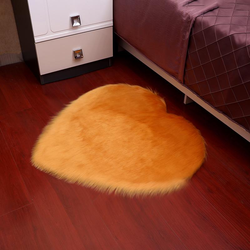 1pcs Mini Love Heart Rugs Artificial Wool Sheepskin Hairy Carpet Gorgeous Home Bedroom Decoration Carpets Soft Non-slip Mat