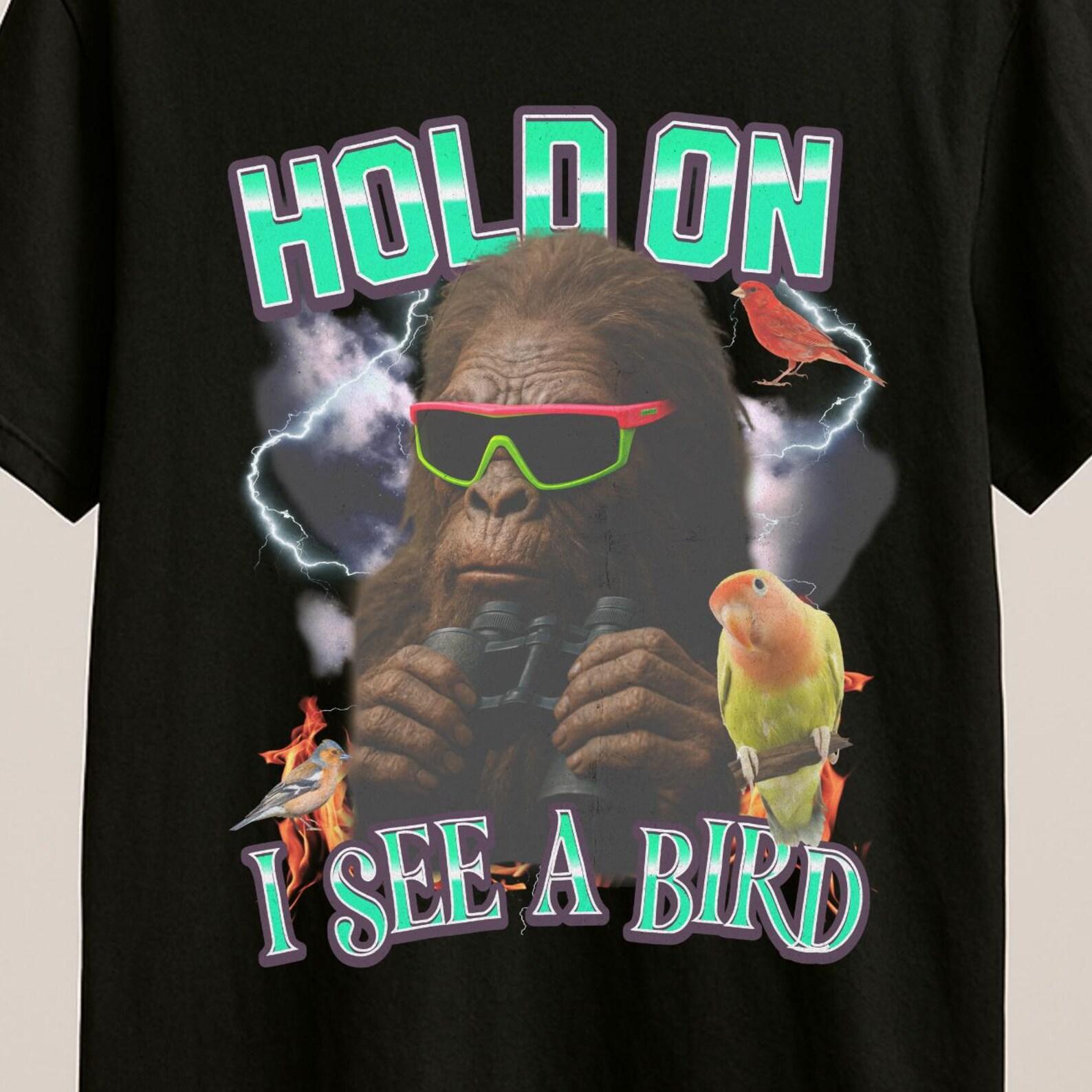 Funny Bigfoot Birdwatching T-Shirt – Neon 90s Sasquatch Design 3XL