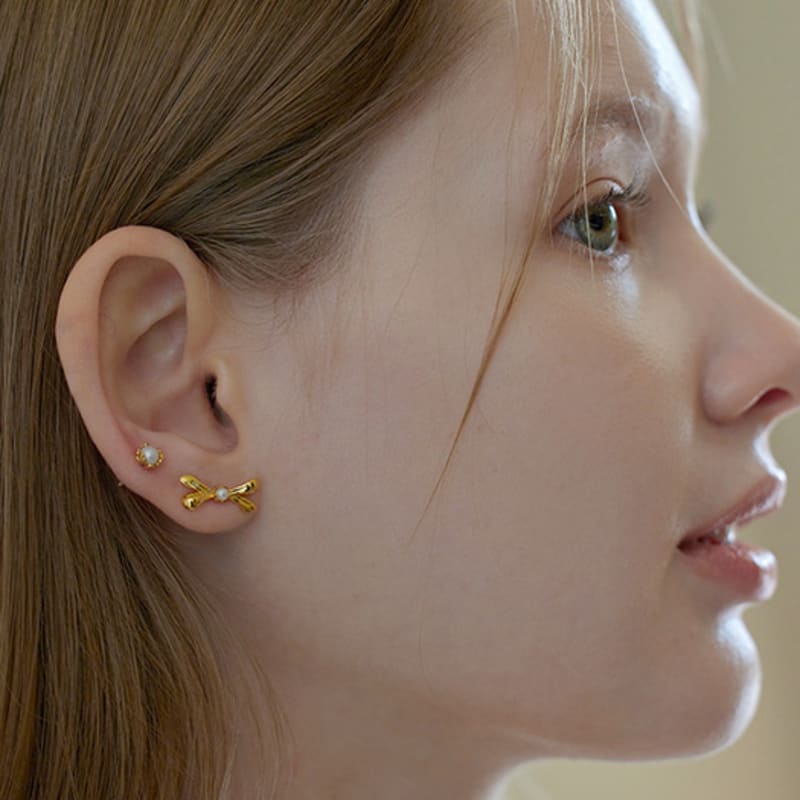 Lewe Petite Pearl Ribbon Earring (Silver/Gold)