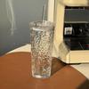 Transparenter Borosilikatglas-Becher mit Deckel und Strohhalm
